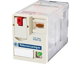 Nærbillede af et hvidt stikbensrelæ med blå Telemecanique-logo, med tydelig testknap og grøn LED-indikator.