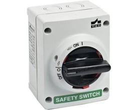 Katko 4-polet reparationsafbryder på 16A med sort håndtag og EMC-godkendelse, vist på hvid baggrund.