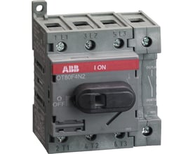 Nærbillede af ABB lastafbryderens front, der viser mærke, model OT80F4N2, 80A, 4-polet og betjeningshåndtag i OFF position.
