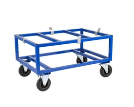 Blå pallestyr lavet af metal med hjul og fastholdelsesklemmer, isoleret på hvid baggrund.