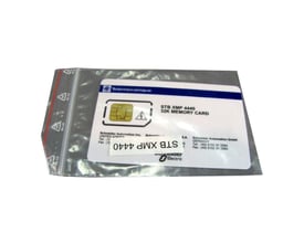 Nærbillede af Schneider Electric STB XMP 4440 32 KB memorykort, der viser chipdetaljer og mærkning, placeret i en plastiklomme.