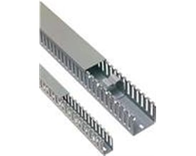 To grå Hager DNG ledningskanaler, 37 x 20 mm, med synlige slidser og låg, der viser produktets struktur.