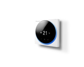Daikin rumtermostat i hvidt, set skråt forfra med rundt sort display, blå lyskant og visning af 21 °C.