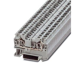 Detaljeret billede af Phoenix Contact ST 4 gennemgangsklemme, fremhæver fjederklemmerne og den modulære opbygning til 6 mm² ledere.