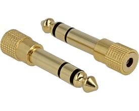 DeLock adapter med 6,35 mm stereo-hanstik og 3,5 mm stereo-hunstik i guldmetal med sort isolering.