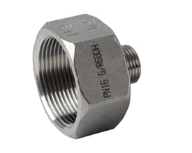 Spidsmuffe i rustfrit stål AISI 316 med størrelserne 1 1/4" og 3/4" markeret. Muffen har indvendigt gevind og et udvendigt gevind.