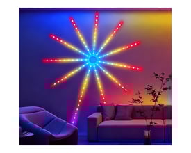 Fyrværkeri LED strip med 5V USB-strøm monteret på en mørkeblå væg og tændt med et farverigt mønster i et stue-lignende miljø.