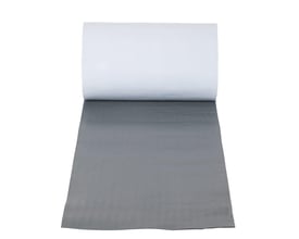 Detalje af Sabetoflex M/ALU-NET inddækning i grå farve, rullet ud på en hvid baggrund, der viser den glatte PIB overflade.