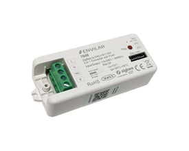 Hvid Envilar Zigbee-konverter til DALI og 0/1-10V med tryk, set skråt med den grønne klemrække synlig.