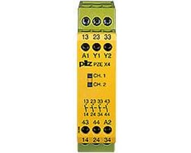 PZE X4 udvidelsesmodul til sikkerhedsrelæ med 4 kontakter, 24VDC drift, med tydeligt mærkede terminaler og "pilz PZE X4" logo.