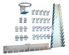 Maskinfabrikken Universal krogsæt OS94, 31 dele, vist samlet med forskellige kroge, holdere og bagplader på hvid baggrund.