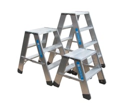 Zarges arbejdsbuk med to sektioner og tre trin på hver side, fremstillet i aluminium med blå Zarges logoer.