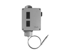 Sort/hvid billede af Danfoss RT107 termostat med fjernføler, fremhæver CE-mærket og skala for temperaturjustering.