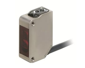 Omron E3ZM-R81 fotoelektrisk sensor i rustfrit stål med 5 meter kabel og retroreflekterende funktion, viser røde LED-indikatorer på toppen.