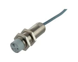 Carlo Gavazzi induktiv aftaster M18 med metalhus, gevind, møtrikker og kabel; model ICB18L50N14A2IO.