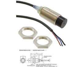 Omron induktiv aftaster LITE i nikkel-messing med M18 gevind og 16 mm registreringsafstand, med 2m kabel og to monteringsmøtrikker.
