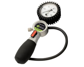 Detalje af Elma Instruments Tæthedsprøver TPG 600, viser manometerets urskive med tydelige måleenheder op til 250 mbar.