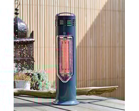 Mensa Heating terrassevarmer IMUS i grå med 550W effekt, viser dens opretstående design og varmelegeme oplyst på en træterrasse med bambusbaggrund.