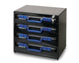 Raaco SafeBox 55 fyldt med fire blå CarryLite 55 kasser, vist med låst låg og nøgle.