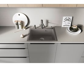 BLANCO alta-s ii køkkenarmatur i pvd steel finish med udtræksbruser, 1-grebs betjening og vask monteret på grå bordplade.