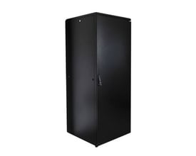 Sort 19-tommer gulvrack med 42HE, 800x800x2080 mm, og en solid pladedør med lås.