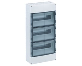 Spelsberg AKe 36 fordelingstavle, viser de tre rækker og 36 moduler, med klare dæksler og hvid kappe, på neutral baggrund.