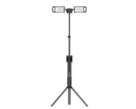 Scangrip TOWER 8 CONNECT arbejdslampe på trefod, set forfra med udstrakte lysenheder på stativets top.