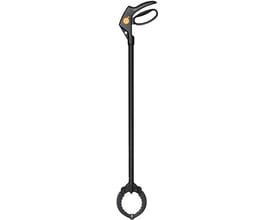 Fiskars Solid Gripper gribetang i sort metal med et ergonomisk håndtag og justerbar gribeflade til opsamling af affald.