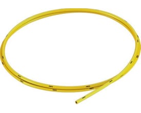 Festo trykluftslange PAN-8X1,25-GE i gul med en udvendig diameter på 8 mm, med synlige Festo logoer langs slangen.