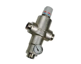 CMA Ecosan termostatisk blandeventil, 3/4", set fra siden, tydelig viser manometer og udvendigt rørgevind.