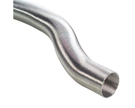 Lindab fleksibelt rør i aluminium med en diameter på 63 mm, bøjet i en blød kurve på hvid baggrund.