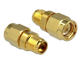 DeLock adapter med RP-SMA plug til SMA jack i guldfarvet metal, vist fra to vinkler med begge stikender synlige.