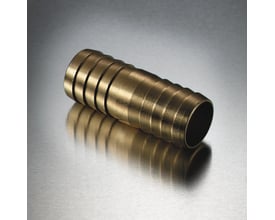 Nordic Quality slangesamlerør i messing med 3/4" dimension og riflet overflade for bedre greb.