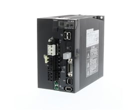 Omron Accurax G5 servodrev, model R88D-KN15H-ML2, med 1,5 kW effekt og 200 VAC, set fra siden.