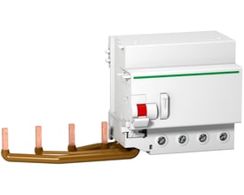 Schneider Electric Vigi C120 modul til 125A 4-polet afbryder med 300MA fejlstrømsbeskyttelse, viser tilslutningsskruer og kobberledere.
