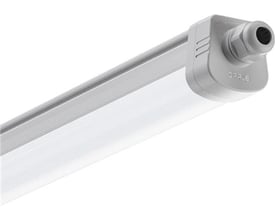 Opple LED-armatur P5 L06 på 22 W set skråt forfra med aflang, hvid armaturkrop og rund tilslutning.