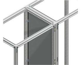 Schneider Electric Spacial SF skilleplade 2000 x 400 mm i galvaniseret stål, vist monteret i et kabinet.