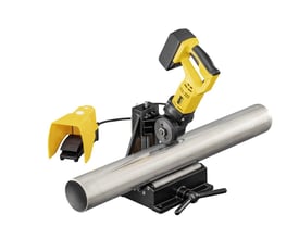 Rems Akku-rørskæremaskine Cento 22V Basic monteret på et rustfrit stålrør, klar til brug med fodpedal.