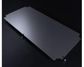 Stålmontageplade til KT klemkasser, 400x400mm, fremstillet i 2mm galvaniseret stål, vist på mørk baggrund.