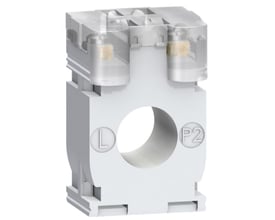 Nærbillede af Schneider Electric strømtransformer, der viser mærkningen "L" og "P2" samt den transparente topdel med kontakter.
