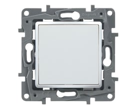 Legrand Niloé blænddæksel/adapter med grå monteringsramme og hvidt dæksel, klar til brug i Mosaic system.