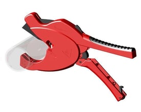 Rød Ironside-plastsaks til plastrør med sort greb og et rør placeret i kæben, kapacitet 50–63 mm.