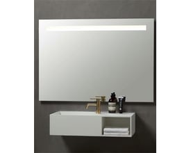 Nærbillede af VIA Venice spejl med tændt LED lys, 100x85 cm, med badeværelsestilbehør som sæbe og cremer på skabet.