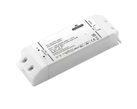Billedet viser en Snappy SP75-24VLT LED driver i et hvidt plastichus, med fokus på mærkater og detaljer.