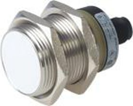 Carlo Gavazzi IA30ESF10UCM1 induktivaftaster med M30-gevind og AISI304-hus, set skråt forfra med tilslutning bagtil.