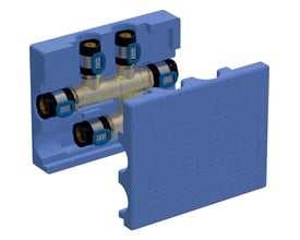 Geberit FlowFit kryds-T-stykke i blyfri siliciumbronze med blå isoleringsboks, vist i et realistisk 3D-perspektiv.