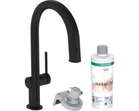 Sort Hansgrohe Aqittura M91 køkkenarmatur med udtrækstud, integreret filter og en flaske med filter på hvid baggrund.