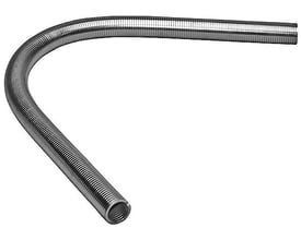 Close-up af Uponor Unipipe indvendig bukkefjeder til 16 mm rør, vist med en markant bøjning for præcis rørformning.