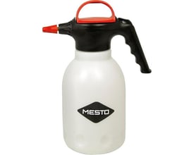 Mesto tryksprøjte på 1,5 liter med hvid tank, sort pumpehoved og håndtag samt rød dyse og bærerem.