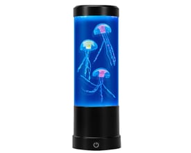 Nærbillede af en Jellyfish RGB lampe med tre svømmende lyserøde og gule vandmænd i blåt oplyst vand.